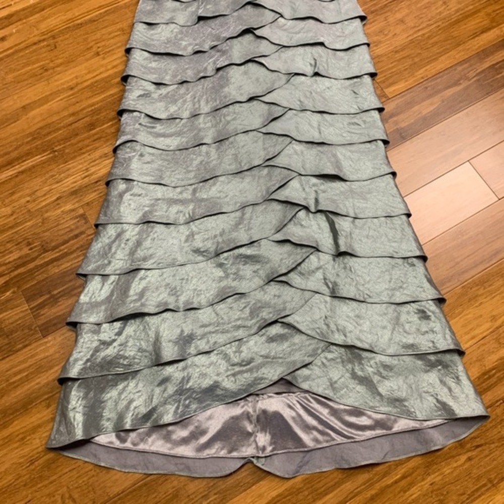 Adrianna Papell Occasions Ruffled Tiered Formal Dress 8 Petite‎ Sleeveless Gray - Picture 3 of 9